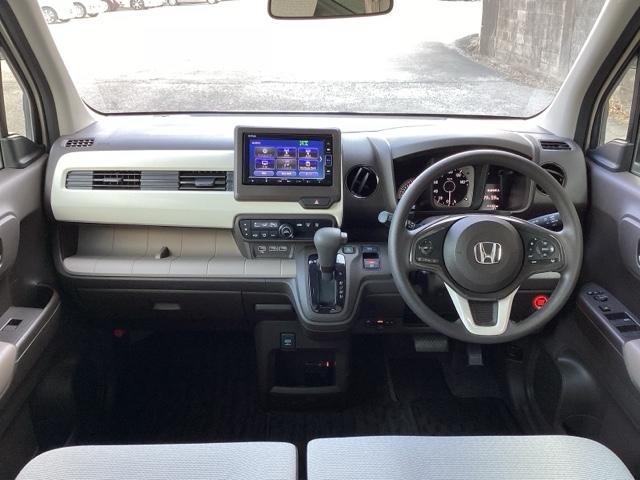 �^�]�Ȃ́A�傫�ȍ��ʂƕ�ݍ��ނ悤�Ȕw�����ꂪ�h���C�o�[�̐g�̑S�̂���������x���܂��B�㎿�ȃV�[�g�f�ނƍ���S�n�̂悢�N�b�V�������̗p���A�����Ԃ̉^�]��R�[�i�[�̑����������K�ł�