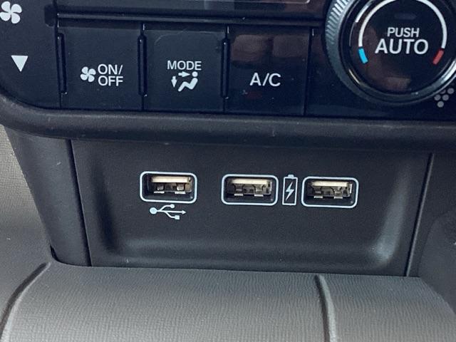 �t�r�a���͒[�q�t���Ă��܂��B�t�r�a��������ڑ����ĉ��y�t�@�C���A�摜�t�@�C���A����t�@�C���Ȃǂ��i�r��ʂŊy���߂܂��@���ꕔ�̃f�B�X�v���C�I�[�f�B�I�A�b�c�`���[�i�[�̏ꍇ�͉��y�t�@�C���݂̂ƂȂ�܂�