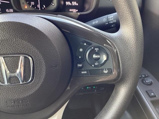 �X�e�A�����O�E�葤�Ɉ��S�^�]�x���@�\�̃z���_�Z���V���O���R���g���[������X�C�b�`�A���葤�ɃI�[�f�B�I�֘A�̃R���g���[���X�C�b�`��z�u�A��������炷���ƂȂ��^�]�ɏW���ł��܂�