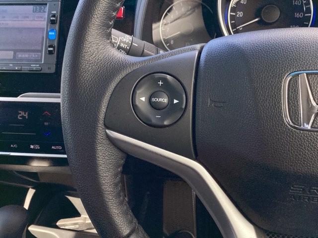 �X�e�A�����O�̍����ɂ́A�I�[�f�B�I�̃X�C�b�`���t���Ă��܂�