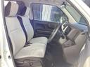 フロントシートはベンチシートです。ベンチシ―トは運転席と助手席の移動もスムーズ！狭い駐車場での乗り降りに便利です。シートの間にコンソールボックスやドリンクホルダーがないため、車内空間も広く感じます