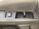 ３列目席　カップホルダー。左側にアクセサリーソケット（電源ソケット）が付いています。