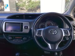 運転席は、大きな座面と包み込むような背もたれがドライバーの身体全体をしっかり支えます。上質なシート素材と座り心地のよいクッションを採用し、長時間の運転やコーナーの多い道も快適です。 3