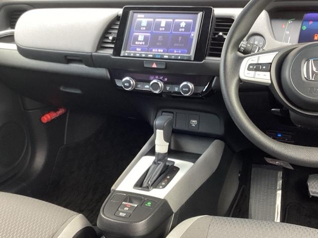 フィット ｅ：ＨＥＶクロスター　ＨｏｎｄａＣＯＮＮＥＣＴｆｏｒＧａｔｈｅｒｓ＋ナビ装着用スペシャルパッケージ　フルオートエアコン　整備記録簿　前後センサー　ＬＥＤランプ　エアバッグ　サイドエアバック　地デジ　ＶＳＡ　ＥＴＣ　パワステ（3枚目）