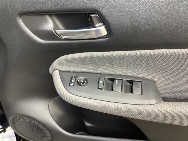 フィット ｅ：ＨＥＶクロスター　ＨｏｎｄａＣＯＮＮＥＣＴｆｏｒＧａｔｈｅｒｓ＋ナビ装着用スペシャルパッケージ　フルオートエアコン　整備記録簿　前後センサー　ＬＥＤランプ　エアバッグ　サイドエアバック　地デジ　ＶＳＡ　ＥＴＣ　パワステ（41枚目）