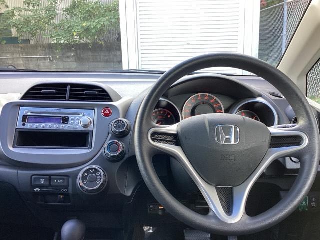 フィット Ｇスマートセレクション　ＦパッケージＨｏｎｄａスマートキーシステム　エアバック　Ｗエアーバック　記録簿　イモビライザー　パワーウィンドウ　ＡＢＳ　パワステ　ＥＴＣ　エアコン　キーレス　スマートキープッシュスタート（3枚目）