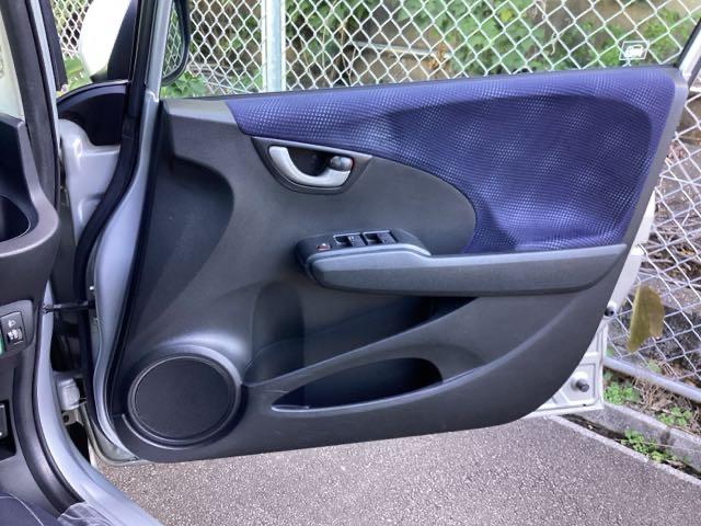 フィット Ｇスマートセレクション　ＦパッケージＨｏｎｄａスマートキーシステム　エアバック　Ｗエアーバック　記録簿　イモビライザー　パワーウィンドウ　ＡＢＳ　パワステ　ＥＴＣ　エアコン　キーレス　スマートキープッシュスタート（28枚目）