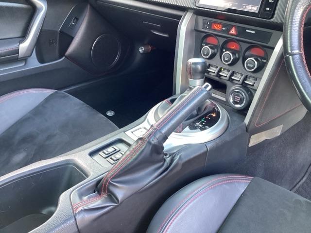 ８６ ＧＴ　メモリーナビ／ＭＴモード付　キーフリ　盗難防止　地デジ　スマートキ－　ＶＳＡ　オートエアコン　サイドＳＲＳ　助手席エアバッグ　ＬＥＤヘッドライト　パワーウィンドウ　運転席エアバッグ　ＡＢＳ　ナビ・ＴＶ（14枚目）