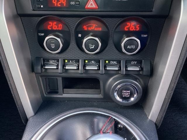 ８６ ＧＴ　メモリーナビ／ＭＴモード付　キーフリ　盗難防止　地デジ　スマートキ－　ＶＳＡ　オートエアコン　サイドＳＲＳ　助手席エアバッグ　ＬＥＤヘッドライト　パワーウィンドウ　運転席エアバッグ　ＡＢＳ　ナビ・ＴＶ（16枚目）