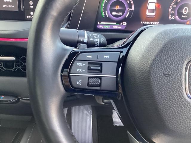 �X�e�A�����O�̍����ɂ́A�I�[�f�B�I�̃X�C�b�`���t���Ă��܂�