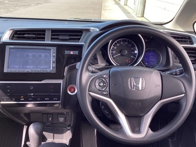 フィット １３Ｇ・Ｆ　メモリーナビ／フルオート・エアーコンディショナー（プラズマクラスター技術搭載）　Ｂカメラ　セキュリティーアラーム　両席エアバック　ＥＴＣ車載器　横滑り防止装置付　キーフリーシステム　ＵＳＢ　記録簿（3枚目）