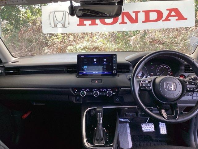 ヴェゼル ｅ：ＨＥＶＺ　純正ナビ　フルセグ　リアカメラ　スマートキー＆プッシュスタート　サイドＳＲＳ　オートテールゲート　イモビ　地デジ　Ｂカメ　キーレスエントリー　ＵＳＢポート　ＰＳ　ＬＥＤライト　シートヒータ　ＡＡＣ（3枚目）