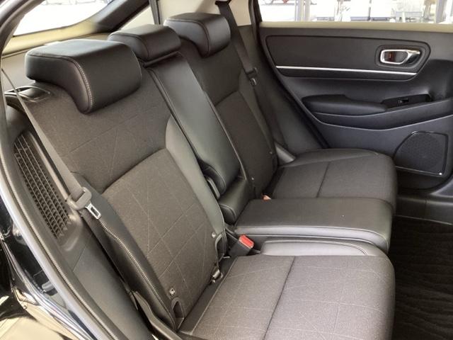 ヴェゼル ｅ：ＨＥＶＺ　純正ナビ　フルセグ　リアカメラ　スマートキー＆プッシュスタート　サイドＳＲＳ　オートテールゲート　イモビ　地デジ　Ｂカメ　キーレスエントリー　ＵＳＢポート　ＰＳ　ＬＥＤライト　シートヒータ　ＡＡＣ（20枚目）