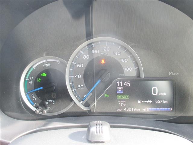 ヴィッツ ハイブリッドＦ　セーフティーエディションＩＩ　フルセグ　メモリーナビ　ＤＶＤ再生　バックカメラ　衝突被害軽減システム　ＥＴＣ　ドラレコ　ＬＥＤヘッドランプ　ワンオーナー　記録簿（8枚目）