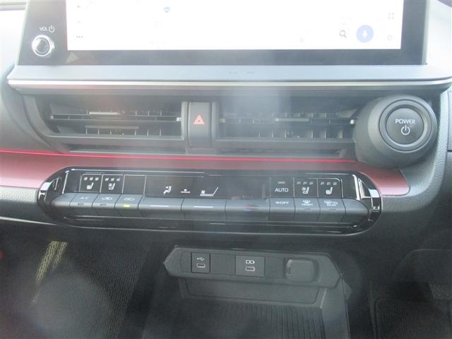 プリウス Ｚ　革シート　ミュージックプレイヤー接続可　バックカメラ　衝突被害軽減システム　ＥＴＣ　ＬＥＤヘッドランプ　フルエアロ　記録簿（11枚目）