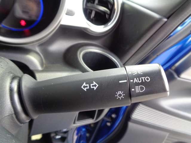 X ワンオーナー 禁煙車 ABS アイドリングストップ バックカメラ 盗難防止システム ナビ ワンセグTV DVD スマートキー シートヒーター ベンチシート アルミホイール HID(25枚目)