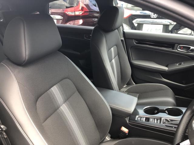 シビック ＬＸ　登録済未使用車　クルコン　リアカメラ　横滑り防止装置　禁煙車　１オーナー　ソナー　ターボ車　シートヒーター　オートエアコン　サイドエアバッグ　パワーウィンドウ　ＡＢＳ　スマートキー　エアバッグ　地デジ（4枚目）