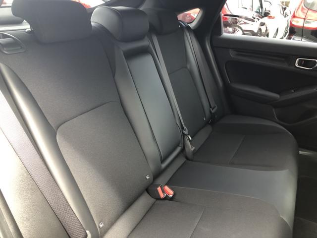 シビック ＬＸ　登録済未使用車　クルコン　リアカメラ　横滑り防止装置　禁煙車　１オーナー　ソナー　ターボ車　シートヒーター　オートエアコン　サイドエアバッグ　パワーウィンドウ　ＡＢＳ　スマートキー　エアバッグ　地デジ（23枚目）