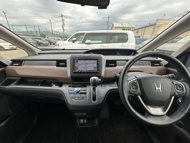 フリード＋ クロスター・ホンダセンシング　純正ナビ　ＥＴＣ　フロントドラレコ　シートヒーター　衝突軽減ブレーキ　リモコンキー　両側ＰＳＤ　１オーナー　整備記録簿　禁煙　オートクルーズコントロール　ＶＳＡ　エコアイドル　オートエアコン　Ｒカメラ（10枚目）
