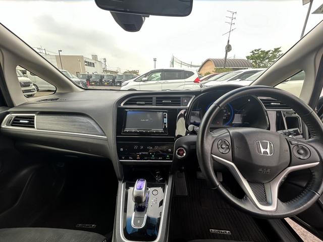 シャトル ハイブリッドＺ　純正ナビ　ＥＴＣ　アルミホイール　シートヒーター　ワンオーナー　禁煙車　記録簿付　フルセグ地デジＴＶ　Ｂカメラ　シートＨ　クルコン　キーフリ　アドバンストキー　ナビＴＶ　盗難防止システム　ＥＣＯＮ（9枚目）