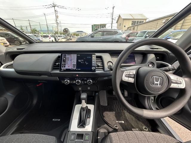 フィット ホーム　純正ナビ　ＥＴＣ　ＬＥＤ　アルミホイール　ワンオーナー　禁煙車　バックカメラ付き　スマキ－　ＵＳＢ　サイドカーテンエアバック　記録簿　キーレス　エアコン　パワステ　ＤＶＤ再生　ＶＳＡ　クルコン　ＡＢＳ（9枚目）