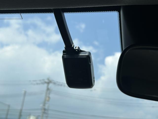 フィット ｅ：ＨＥＶホーム　試乗車アップ　純正ディスプレイオーディオ　ドラレコ　ＬＥＤ　ワンオーナー　禁煙車　コーナーソナー　１オーナー車　記録簿　サイドカーテンエアバック　Ｂカメ　ＷＳＲＳ　スマートキープッシュスタート　ＶＳＡ（6枚目）