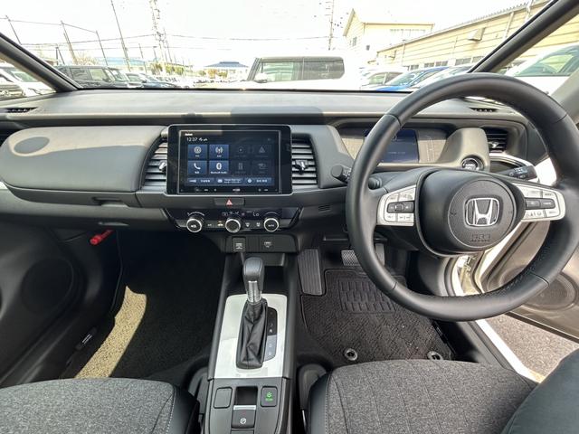 フィット ｅ：ＨＥＶホーム　試乗車アップ　純正ディスプレイオーディオ　ドラレコ　ＬＥＤ　ワンオーナー　禁煙車　コーナーソナー　１オーナー車　記録簿　サイドカーテンエアバック　Ｂカメ　ＷＳＲＳ　スマートキープッシュスタート　ＶＳＡ（7枚目）
