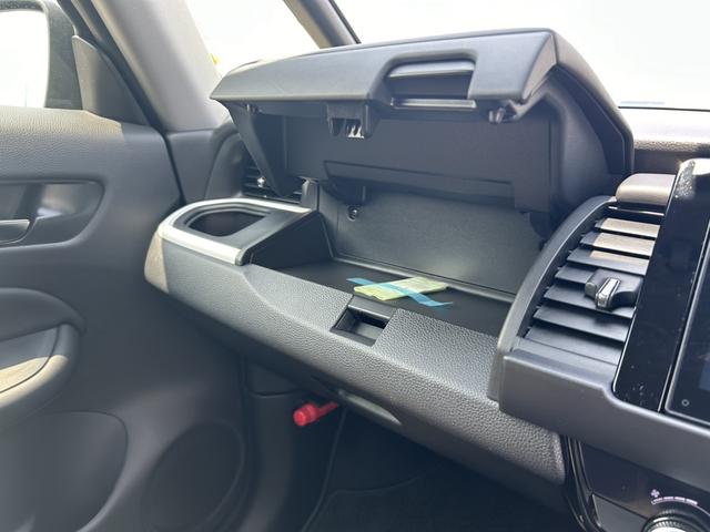フィット ｅ：ＨＥＶホーム　試乗車アップ　純正ディスプレイオーディオ　ドラレコ　ＬＥＤ　ワンオーナー　禁煙車　コーナーソナー　１オーナー車　記録簿　サイドカーテンエアバック　Ｂカメ　ＷＳＲＳ　スマートキープッシュスタート　ＶＳＡ（20枚目）