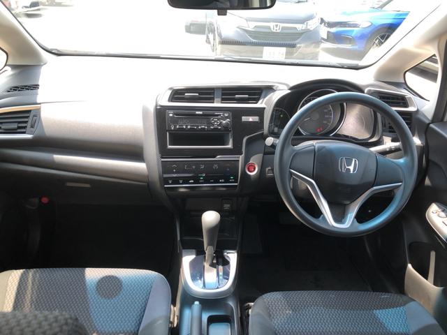 フィット １３Ｇ・Ｆ　ＣＤプレイヤー　ワンオーナー　禁煙車　スマートキー　記録簿　キーフリーシステム　両席エアバック　横滑り防止装置付　ＡＢＳ　スマートキ－　運転席エアバッグ　ＡＵＴＯエアコン　パワーウィンドー　パワステ（6枚目）