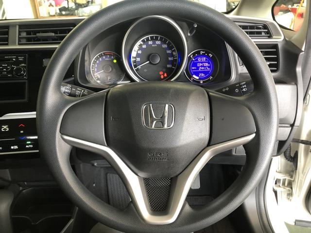 フィット １３Ｇ・Ｆ　ＣＤプレイヤー　ワンオーナー　禁煙車　スマートキー　記録簿　キーフリーシステム　両席エアバック　横滑り防止装置付　ＡＢＳ　スマートキ－　運転席エアバッグ　ＡＵＴＯエアコン　パワーウィンドー　パワステ（8枚目）