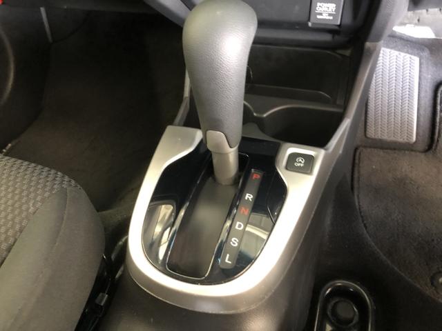 フィット １３Ｇ・Ｆ　ＣＤプレイヤー　ワンオーナー　禁煙車　スマートキー　記録簿　キーフリーシステム　両席エアバック　横滑り防止装置付　ＡＢＳ　スマートキ－　運転席エアバッグ　ＡＵＴＯエアコン　パワーウィンドー　パワステ（11枚目）
