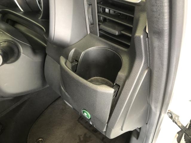 フィット １３Ｇ・Ｆ　ＣＤプレイヤー　ワンオーナー　禁煙車　スマートキー　記録簿　キーフリーシステム　両席エアバック　横滑り防止装置付　ＡＢＳ　スマートキ－　運転席エアバッグ　ＡＵＴＯエアコン　パワーウィンドー　パワステ（16枚目）