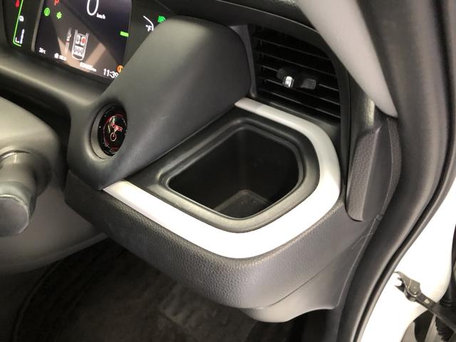 フィット ｅ：ＨＥＶホーム　純正ナビ　ＥＴＣ　前後ドラレコ　ＬＥＤ　ワンオーナー　禁煙車　前後ブレーキサポート　盗難防止　クリアランスソナー　ＥＣＯモード　１オーナー　バックガイドモニター　スマートキー　オートクルーズ　記録簿付（18枚目）