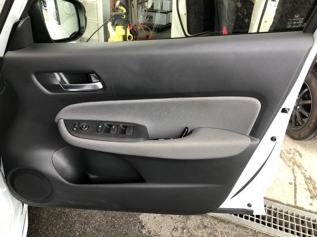 フィット ｅ：ＨＥＶネス　純正ナビ　前後ドラレコ　ＬＥＤ　アルミホイール　禁煙車　ワンオーナー　衝突軽減　Ｒカメ　パーキングセンサー　サイドカーテンエアバック　地デジ　ＵＳＢ　オートエアコン　ＤＶＤ　スマキー　エアバッグ（60枚目）