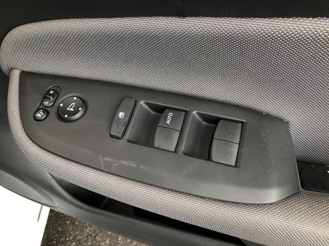 フィット ｅ：ＨＥＶネス　純正ナビ　前後ドラレコ　ＬＥＤ　アルミホイール　禁煙車　ワンオーナー　衝突軽減　Ｒカメ　パーキングセンサー　サイドカーテンエアバック　地デジ　ＵＳＢ　オートエアコン　ＤＶＤ　スマキー　エアバッグ（61枚目）
