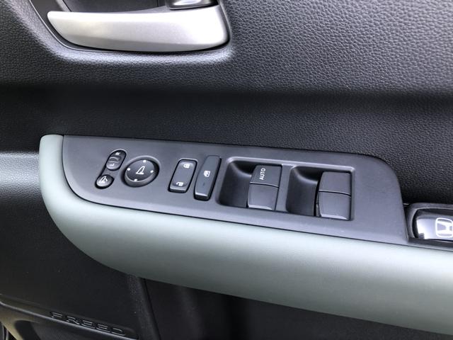 フリード e:HEVクロスター 試乗車アップ 純正ナビ ETC 前後ドラレコ 両側電動ドア LED アルミホイール Sヒーター 衝突軽減ブレーキシステム フルセグ 禁煙車 オートエアコン バックモニター パーキングセンサー キーレス(62枚目)