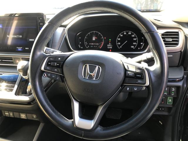 【ハンドル】ステアリングスイッチとクルーズコントロールがついていて便利です！