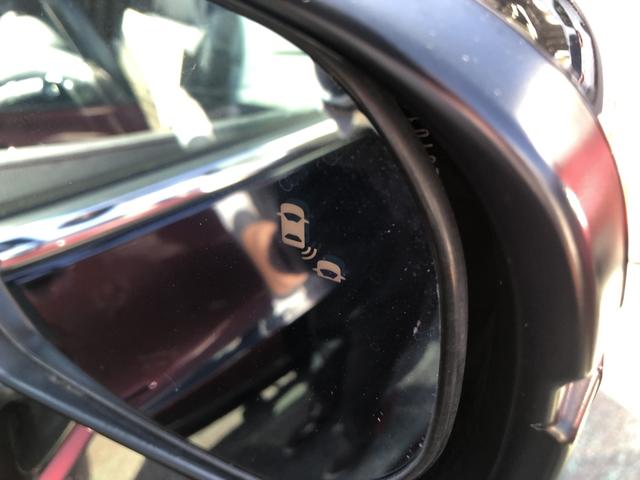 【ブラインドスポットインフォメーション】走行中に、斜め後ろの車を検知すると、ドアミラーのマーク点灯にてお知らせします。