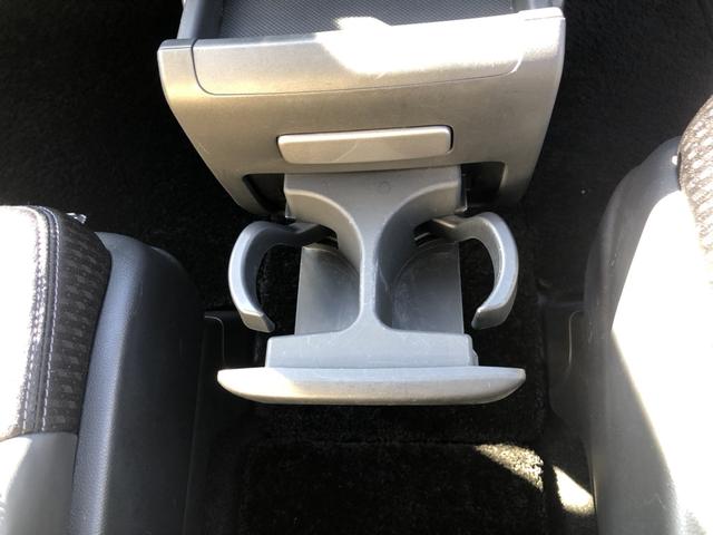 【ドリンクホルダー】中央にもドリンクホルダーがついています！