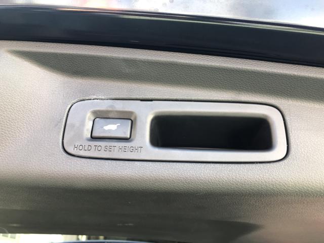 【電動式リアテールゲート】両手が塞がっていても、ワンタッチボタン（またはリモコンキー）でリアテールゲートを自動で開閉できます♪