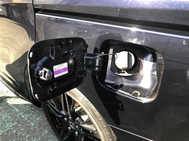 【ワンタッチ給油口】フューエルリッドの右端を押すとリッドが浮き上がり給油できます。