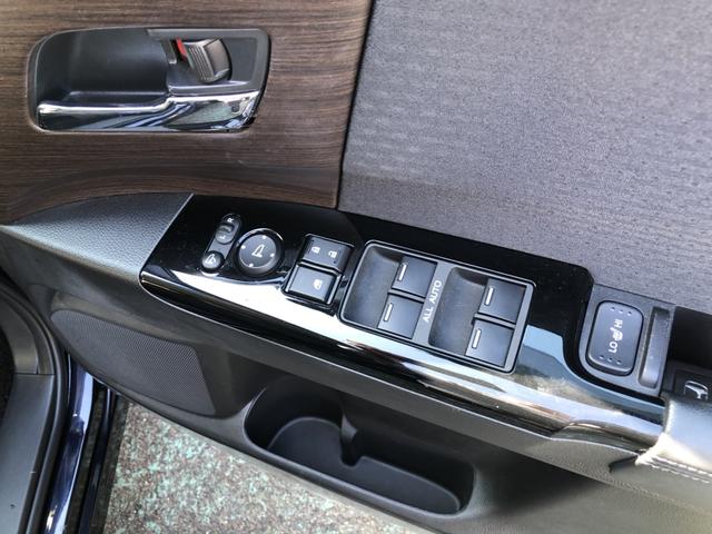 【窓操作部分】運転席のスイッチでは、すべてのウィンドーの開閉操作を行うことができます。