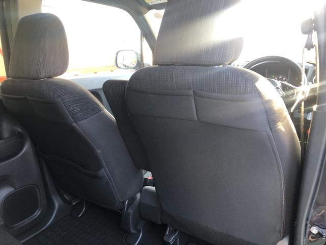 【座席シート】シート後側に便利な収納ポケットがあります。