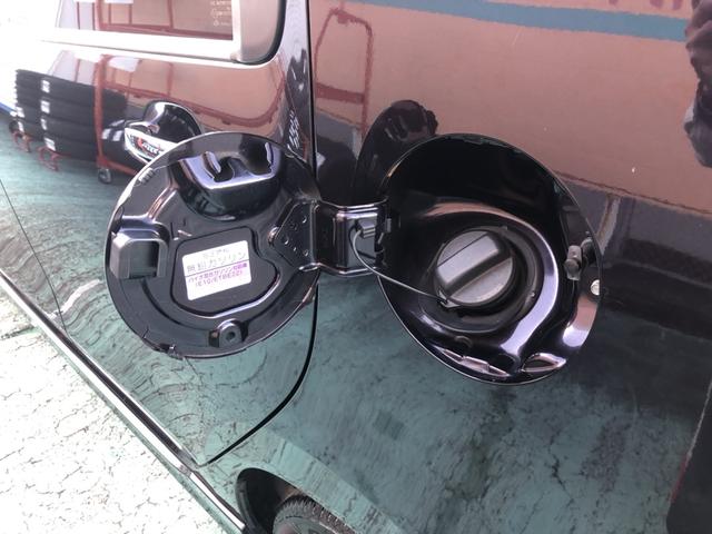 【ワンタッチ給油口】フューエルリッドの右端を押すとリッドが浮き上がり給油できます。