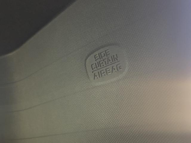 【サイドカーテンエアバック】窓側の天井部にあるエアバッグです。側面からの衝突により、エアバッグが膨らみ、乗員の頭部への衝撃を緩和します。