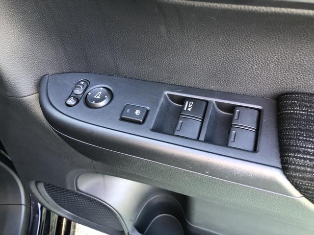 【窓操作部分】運転席のスイッチでは、すべてのウィンドーの開閉操作を行うことができます。