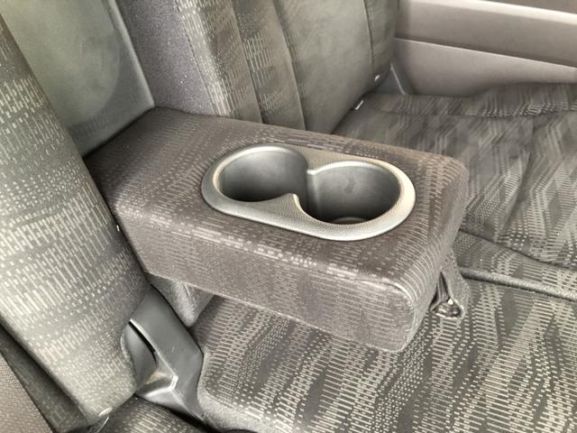 【後席アームレスト】真ん中の席はアームレスト、ドリンクホルダーにもなります！