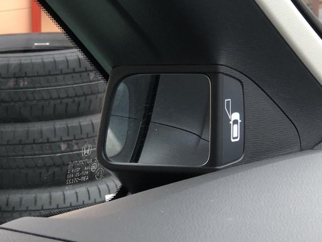 【ピタ駐ミラー】運転席に座った状態で死角になりやすい左側やクルマの後ろの様子まで確認でき、幅寄せや縦列駐車、車庫入れの際に役立ちます。