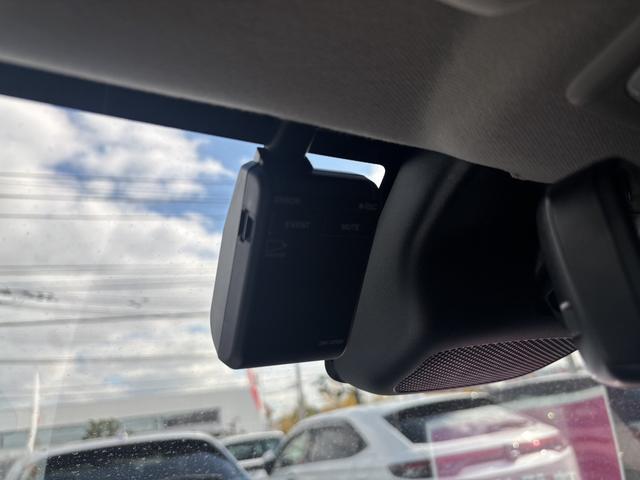 ヴェゼル ｅ：ＨＥＶＺ　試乗車アップ　純正ナビ　ＥＴＣ　ドラレコ　全周囲カメラ　クルーズコントロール　シートヒーター　禁煙車　衝突回避支援ブレーキ機能　パノラミックビューモニター　スマキ　Ｐトランク　フルオートエアコン（9枚目）