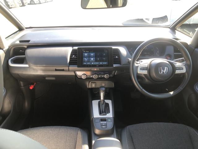 フィット ｅ：ＨＥＶホーム　試乗車アップ　純正ディスプレイオーディオ　ＬＥＤ　禁煙車　前後誤発進抑制機能　クリソナ　助手席エアバッグ　運転席エアバッグ　アイドリングストップ　ＵＳＢ接続　バックカメラ　ＡＢＳ　サイドエアバッグ（3枚目）